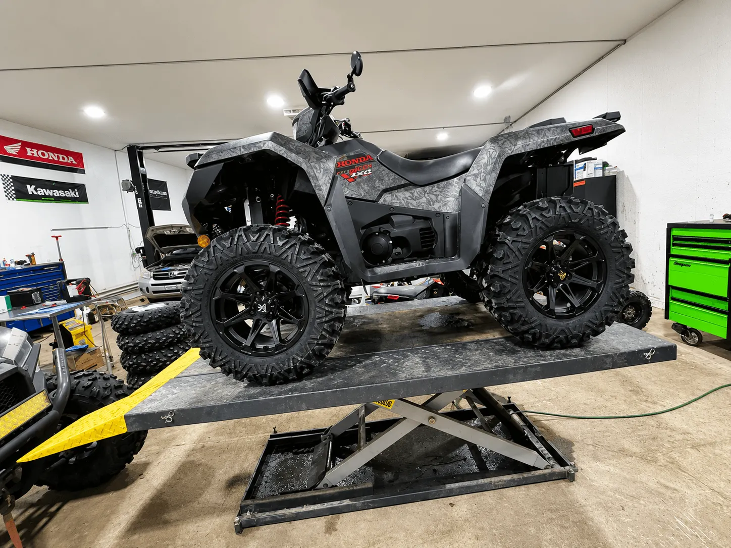 Mécanicien inspectant un VTT chez DP Performance Plus à Terrebonne