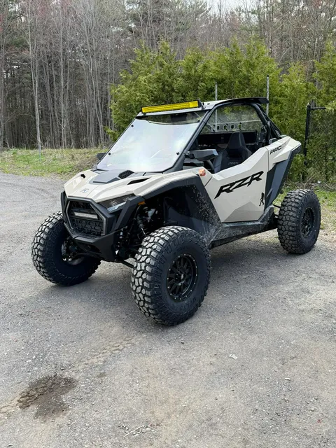 Véhicule tout-terrain Polaris RZR Pro blanc et noir