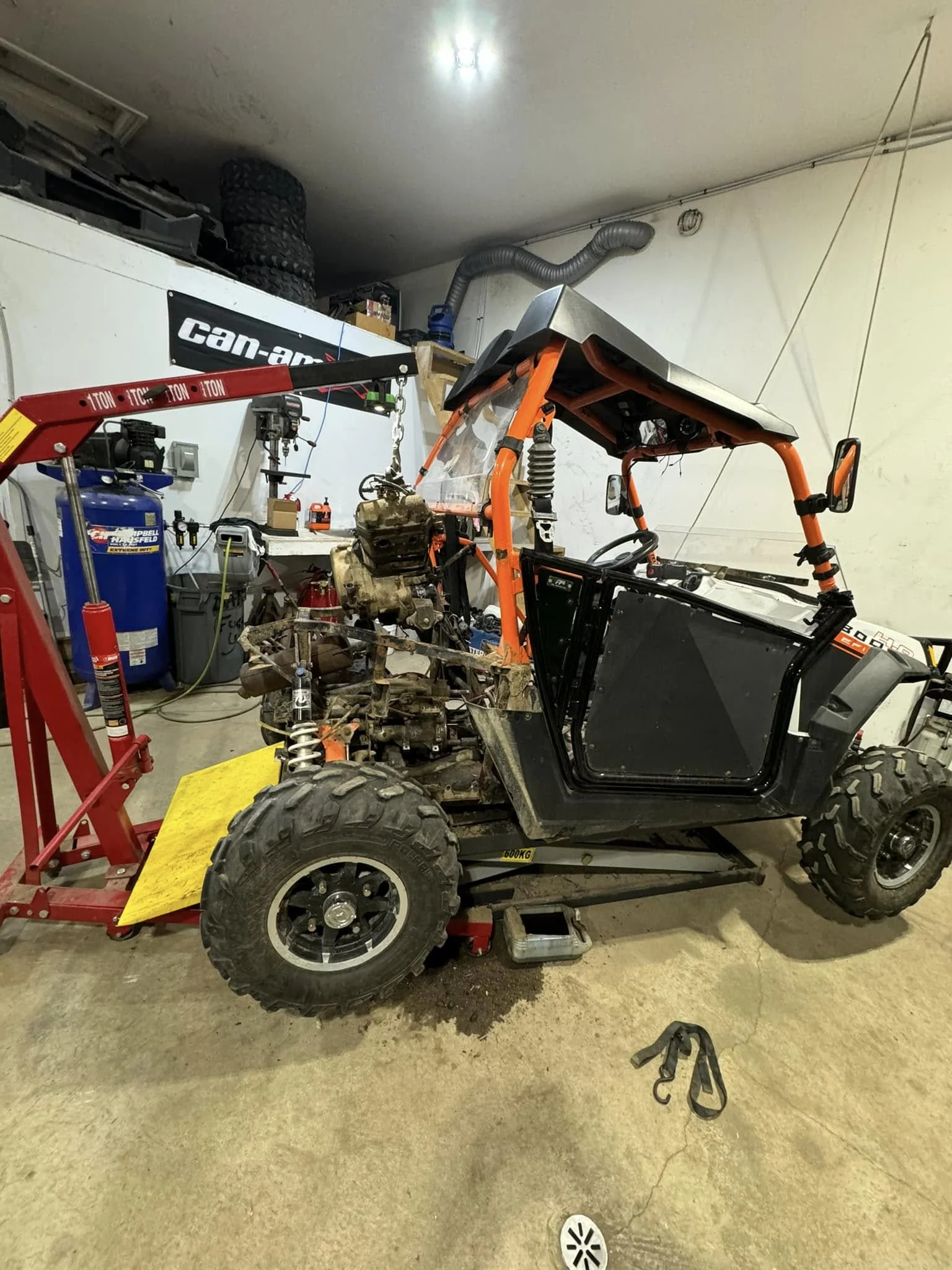 Véhicule tout-terrain Polaris RZR en réparation dans un atelier